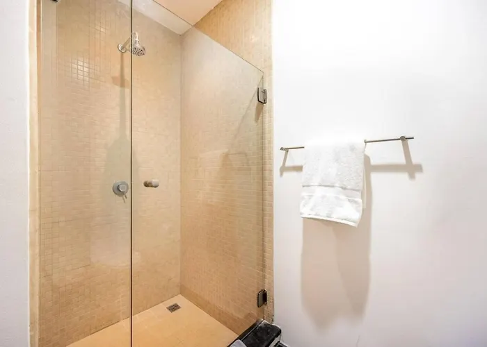 Spacious Ocean View Condo, Luxury In La Perla Hébergement de vacances